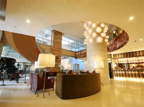 Crown Regency Hotel & Towers Reviews .